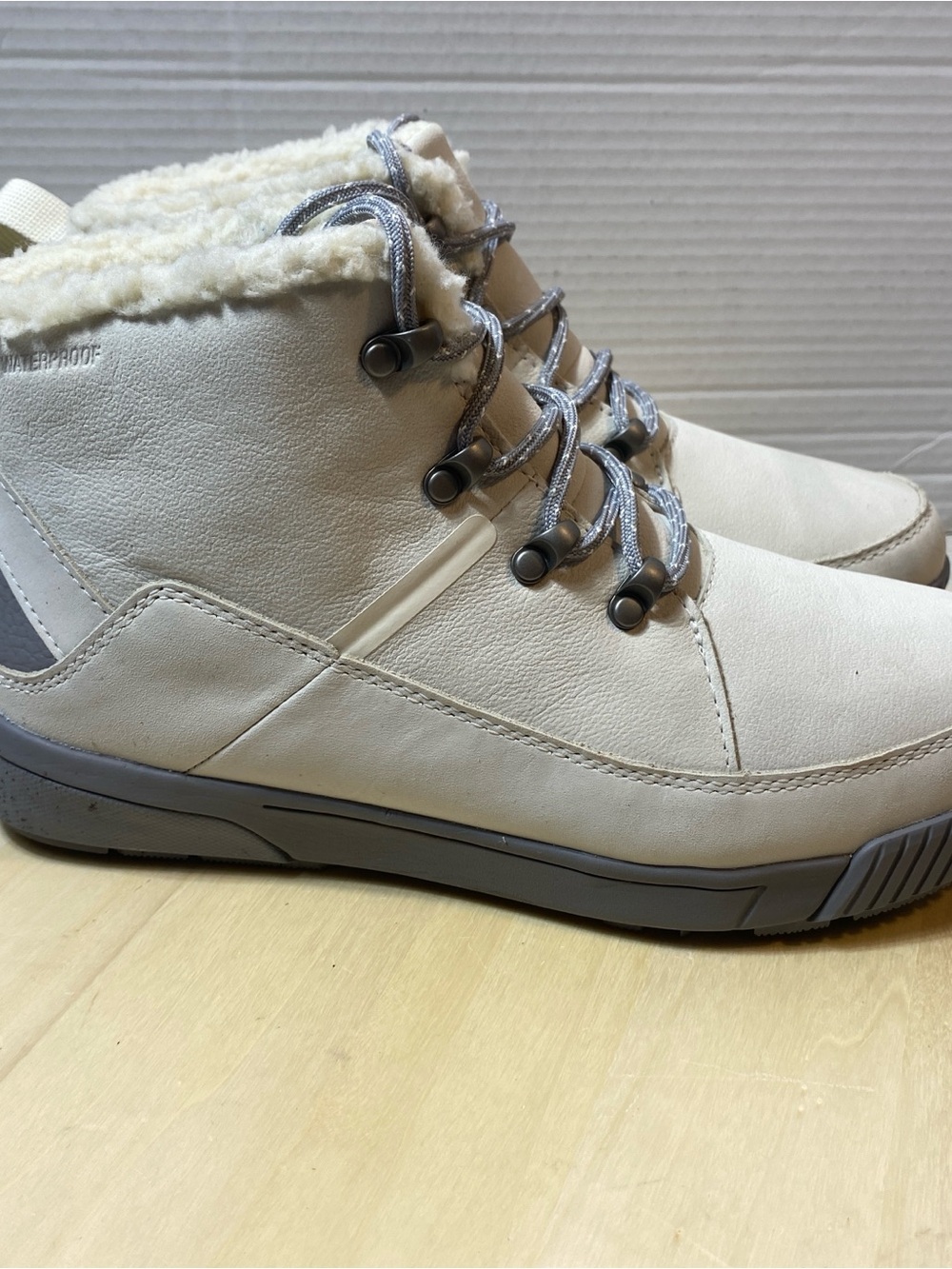 The North Face Women's Waterproof Booties Size 8.5 Cream White Fleece Lining